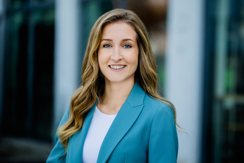 Businessportrait mit türkisenem Blazer