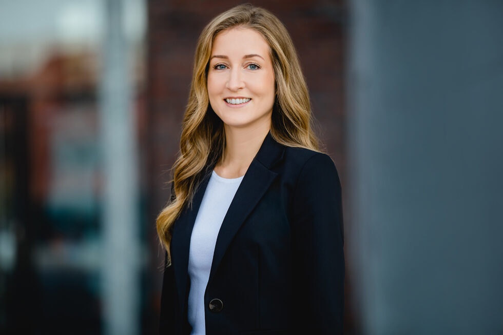 Businessportrait einer Frau mit dunkelblauem Blazer