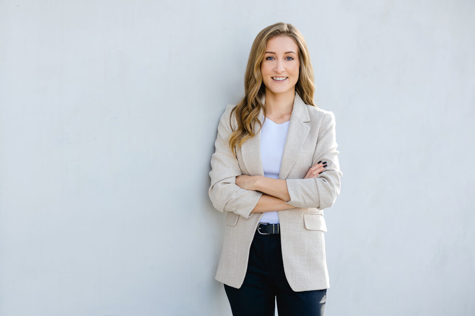 Businessportrait einer Frau mit beidem Blazer