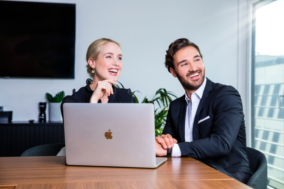 am Laptop arbeiten ein Mann und eine Frau