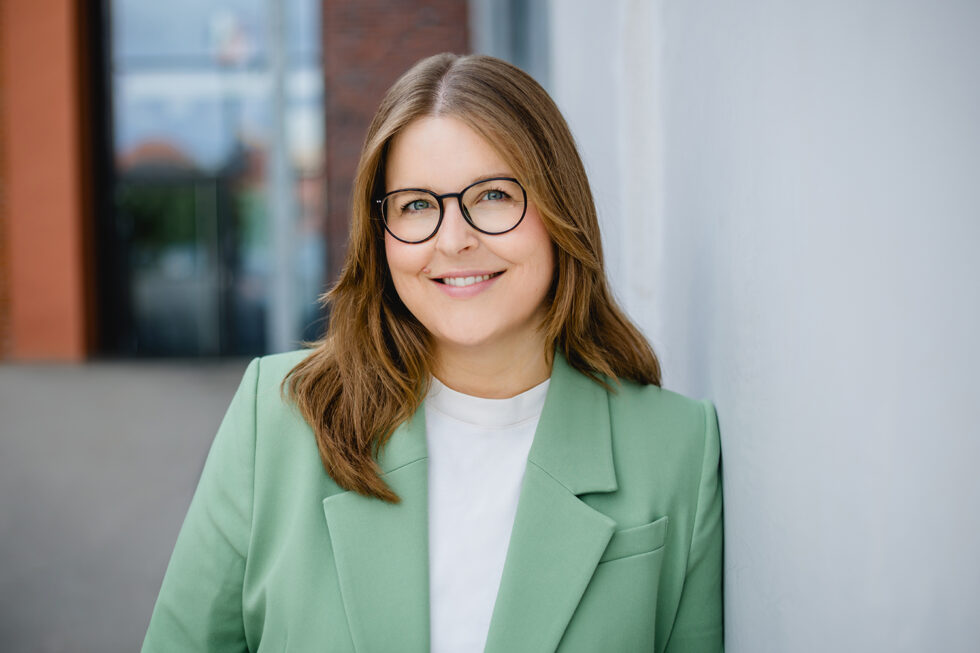 modernes Bewerbungsfoto Frau mit farbigem Blazer