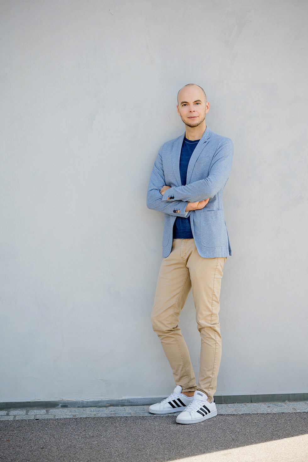 ein modernes Bewerbungsfoto Mann mit Chino