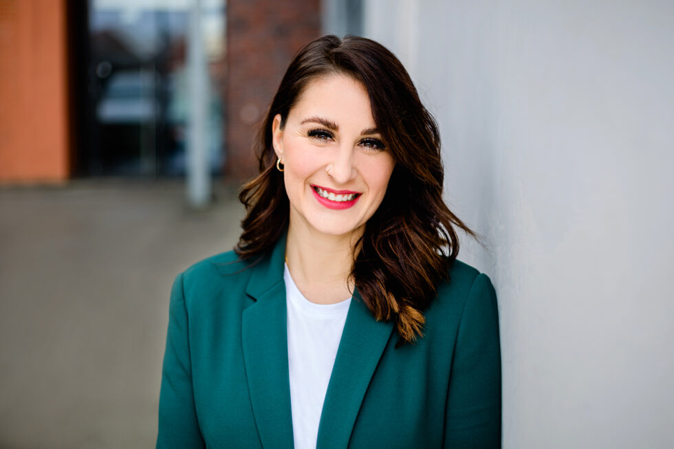 Bewerbungsfoto Frau Outdoor farbiger Blazer