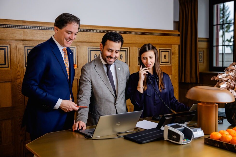 Unternehmensfotos Mitarbeiter bei der Arbeit an der Rezeption