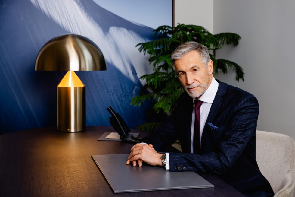 Geschäftsführer sitzt am Schreibtisch