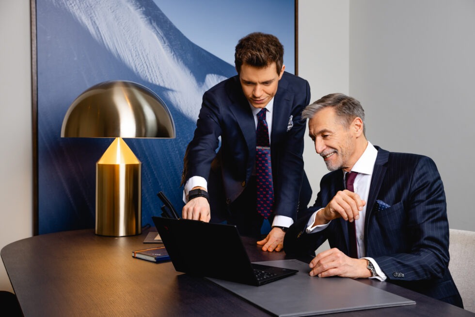 Mitarbeiter zeigt Kunde etwas auf dem Laptop