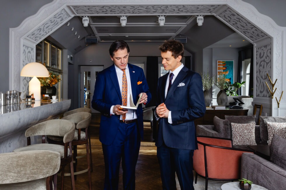 Mitarbeiter unterhalten sich