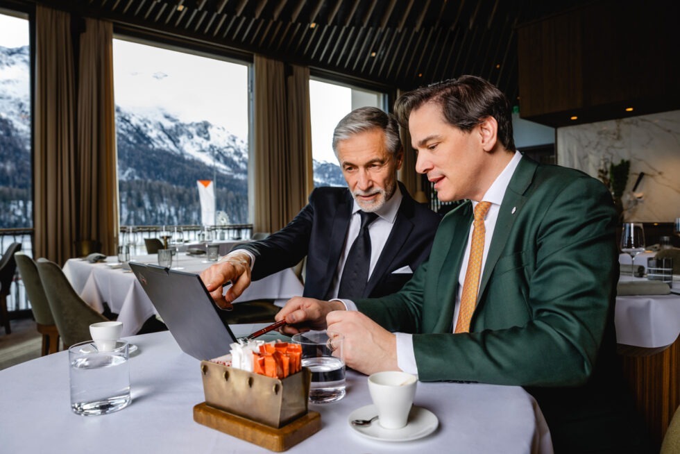 Mitarbeiter zeigt Kunde etwas auf dem Laptop