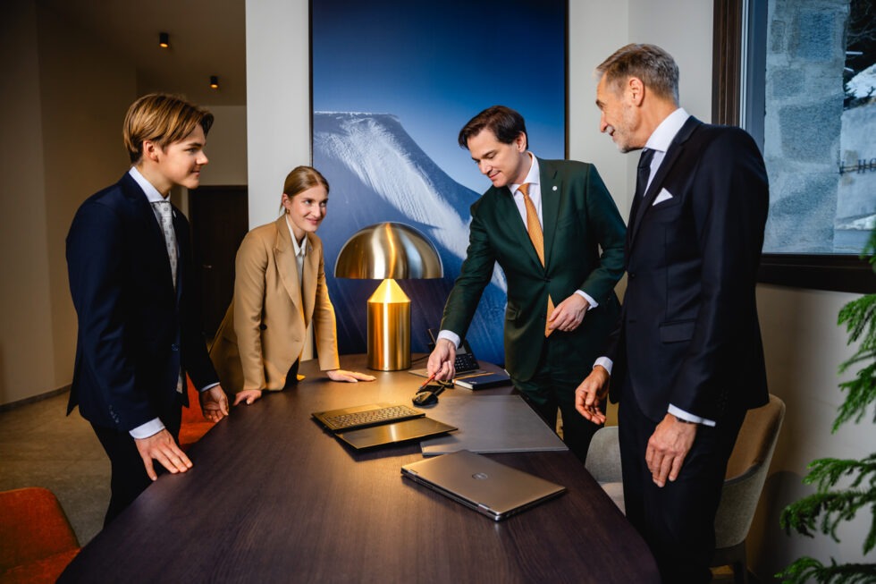 Team Arbeitet an Konferenztisch