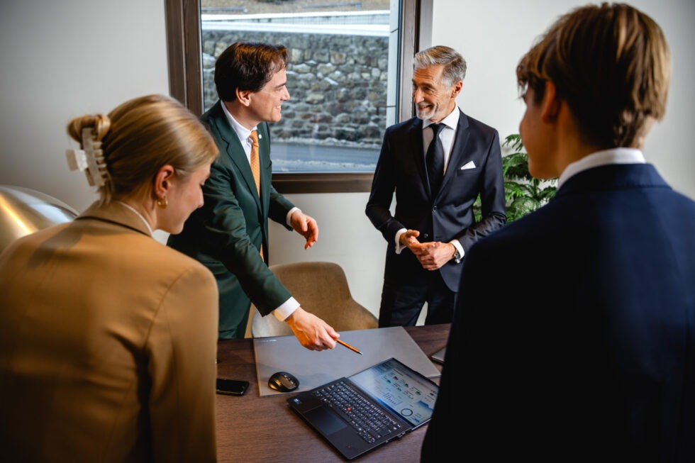 Team Arbeitet an Konferenztisch