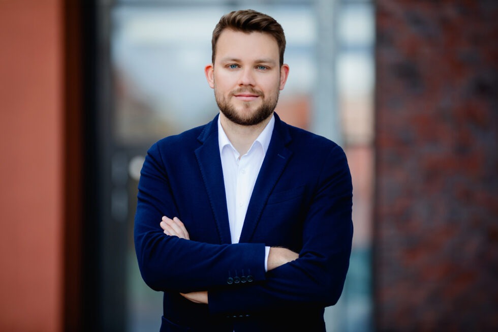 Modernes Bewerbungsfoto, Urban, Hintergrund, Mann mit blauem Anzug und weißem Hemd