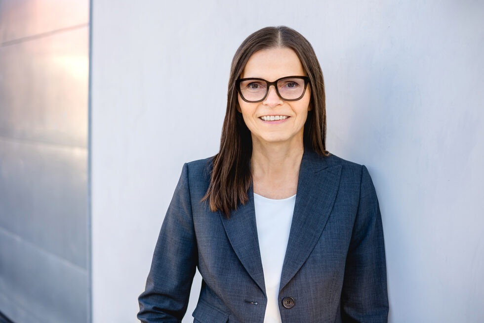 Outdoor Bewerbungsfoto, einer Frau vor einer Betonwand
