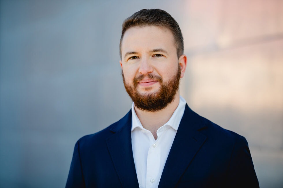 Outdoor Business Portrait eines Mannes mit Hemd und Sakko