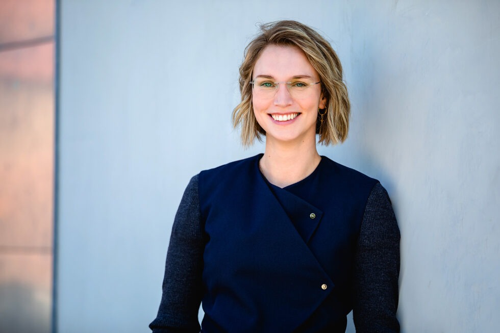Outdoor, Bewerbungsfoto, einer jungen Frau mit Brille