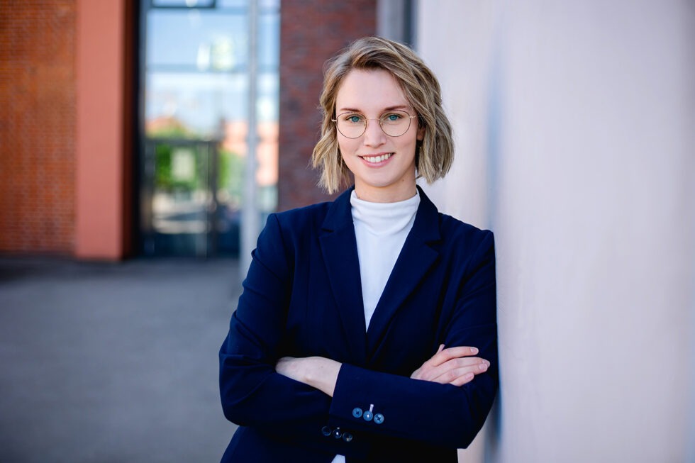 Bewerbungsfoto Frau mit Brille und Rollkragen