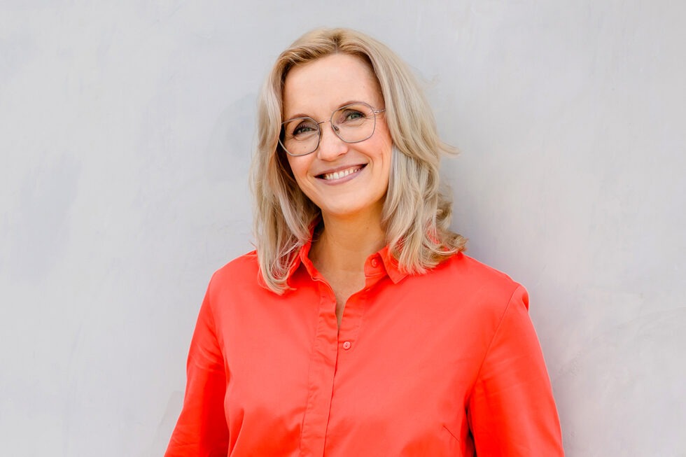 Modernes Bewerbungsfoto, mit knalligem farbigem Oberteil