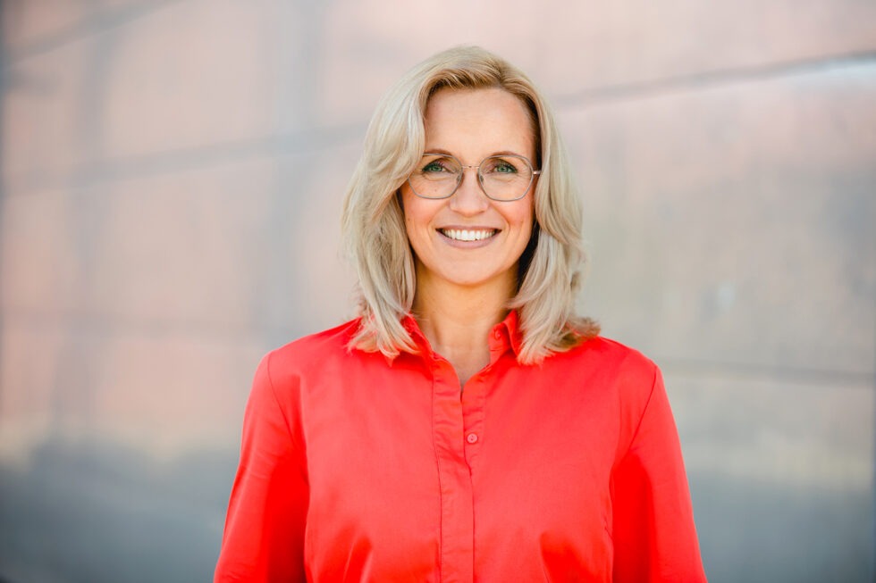 Modernes Bewerbungsfoto, mit knalligem farbigem Oberteil