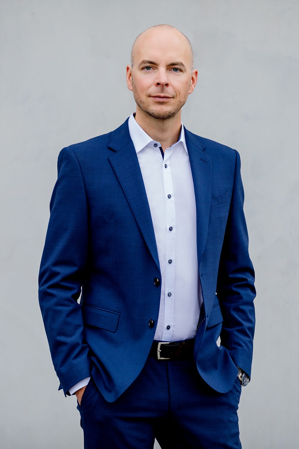 Business Portrait eines Mannes mit blauem Anzug und weissem Hemd