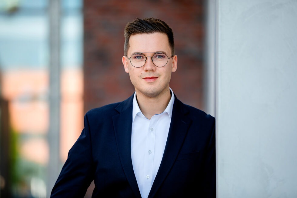 Wir werden Foto eines jungen Mannes mit Brille