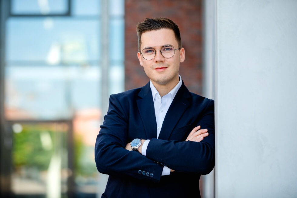 Modernes Bewerbungsfoto mit Urbanem Hintergrund