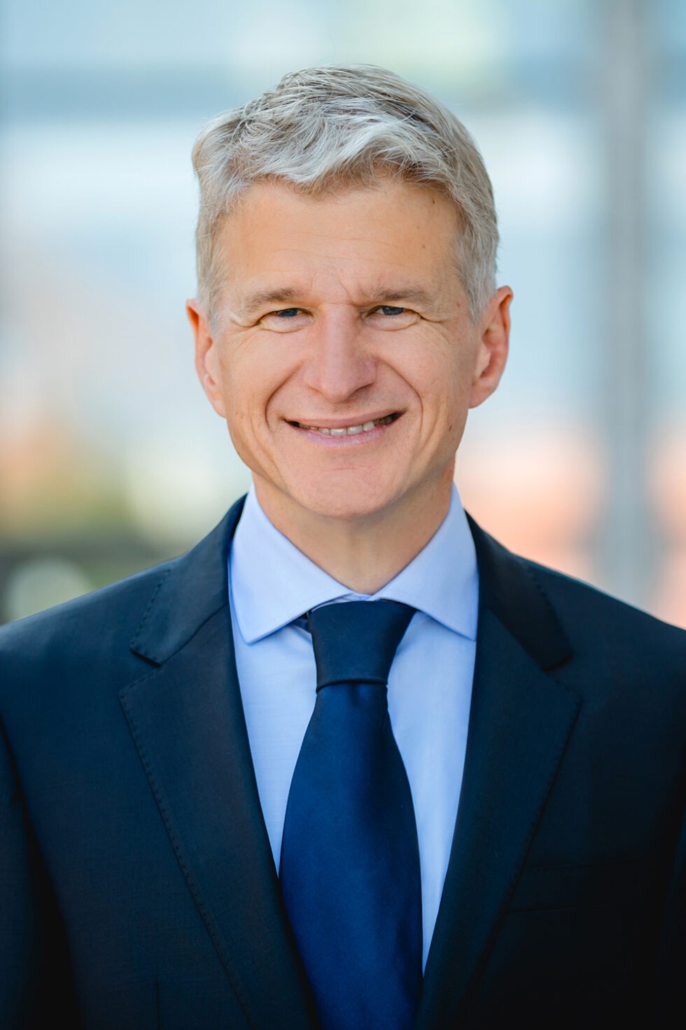 Business Foto eines Mannes mit dunkel blauem Anzug und Krawatte