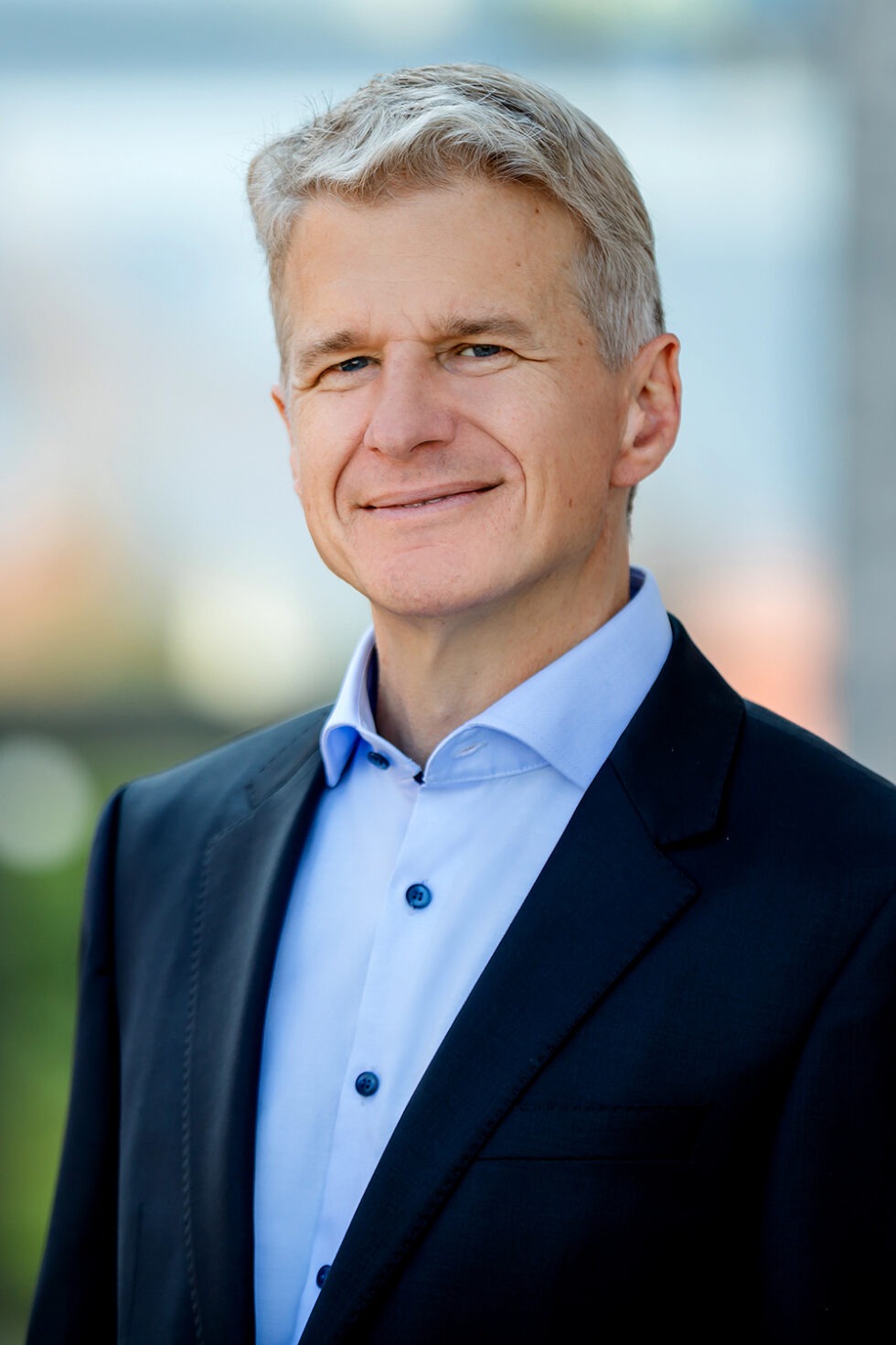 Business Foto eines Mannes mit dunkel blauem Anzug