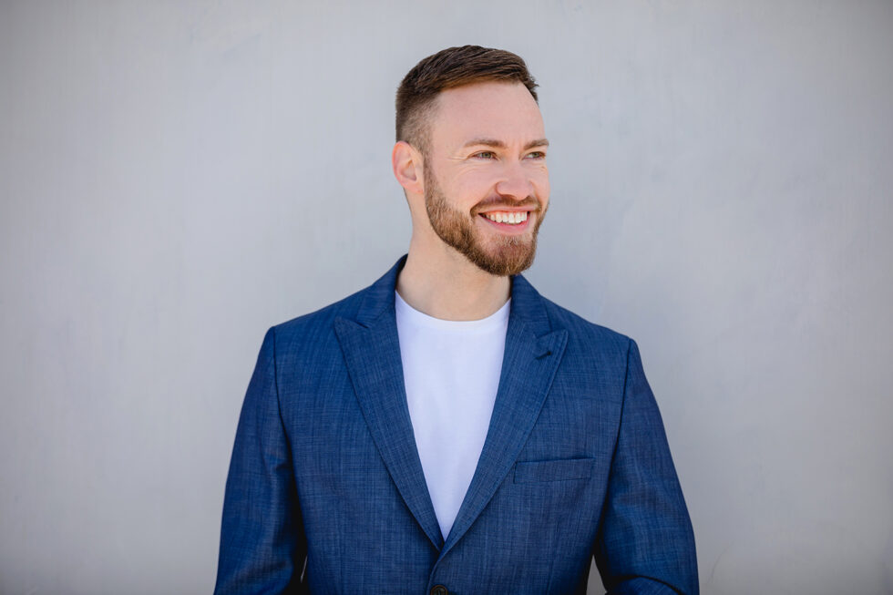 Bewerbungsfoto vor Betonwand