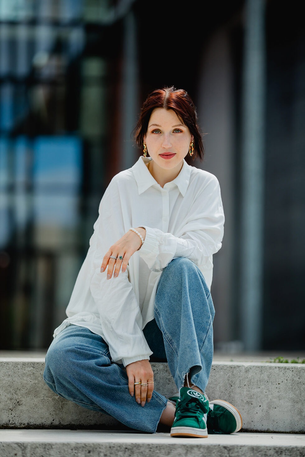 Lässiges Portrait, einer junge Frau mit weissem oversized Hemd