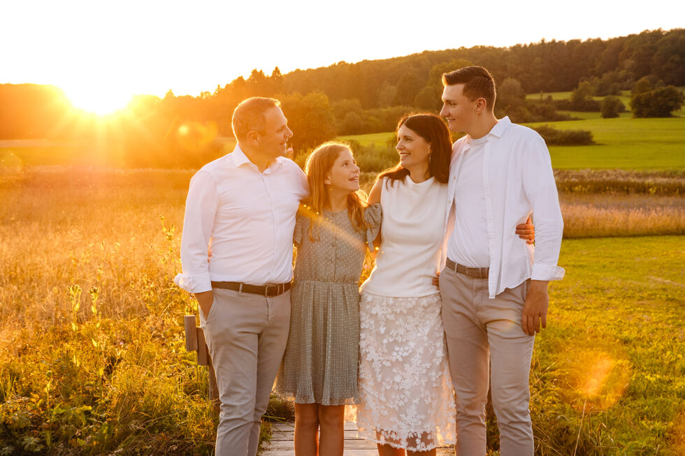 Familienfoto zu viert im Sonnenuntergang