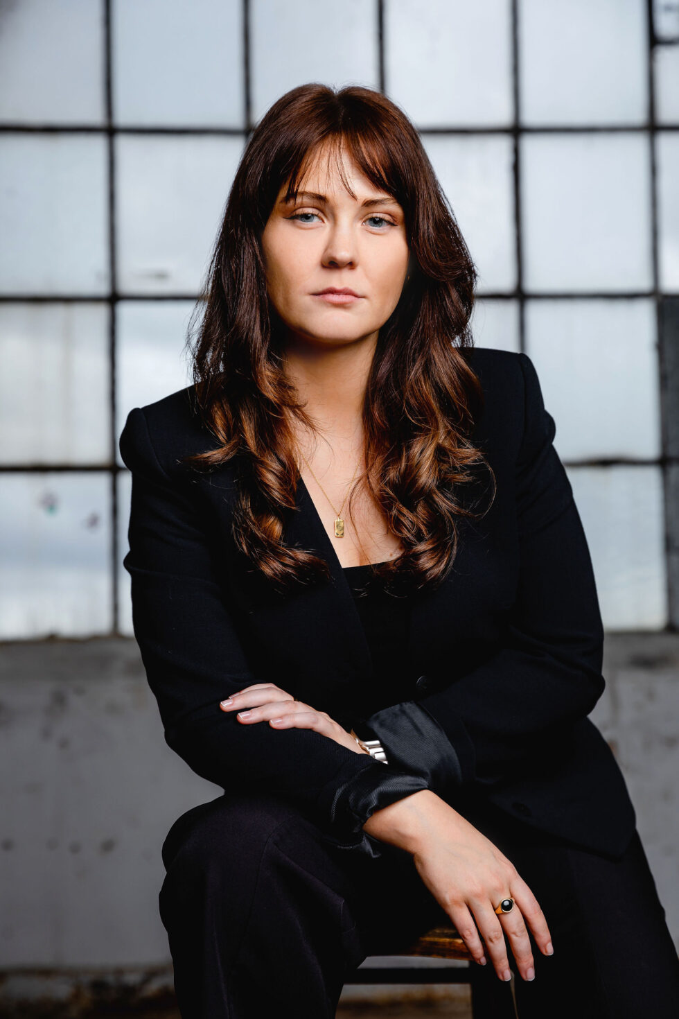 Businessportrait einer jungen Frau die schwarz gekleidet ist